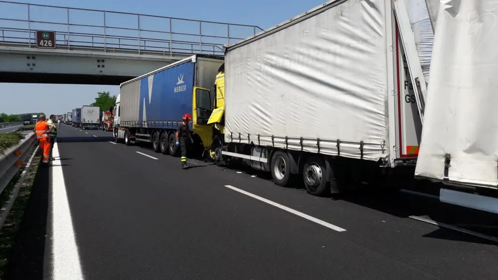 13giu17 incidente tir camion autostrada 2