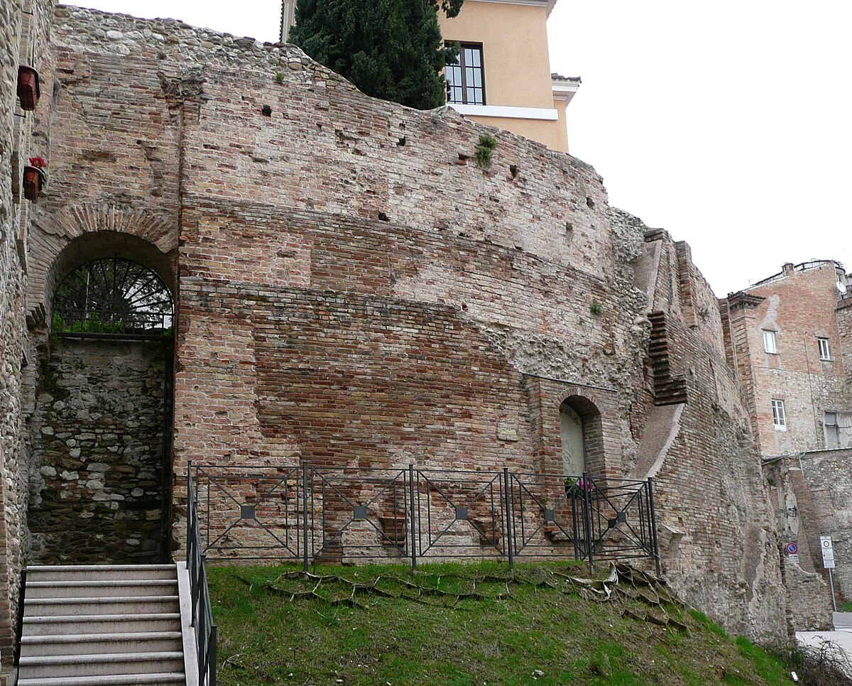 Anfiteatro_romano_di_Teramo.jpg