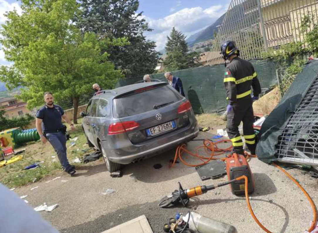 Certa Stampa Lascia Il Figlio Solo Nella Macchina Che Si Sfrena E