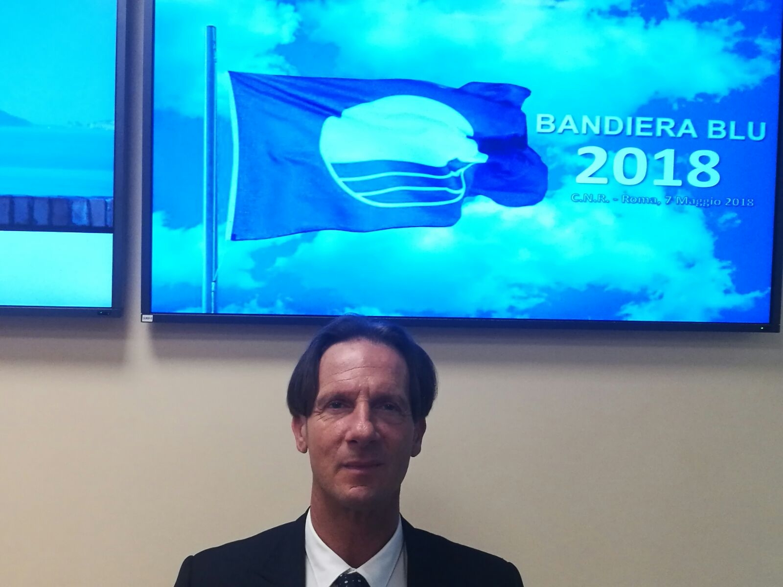 FOTO 2 il sindaco Mastromauro e la Bandiera Blu 2018.JPG
