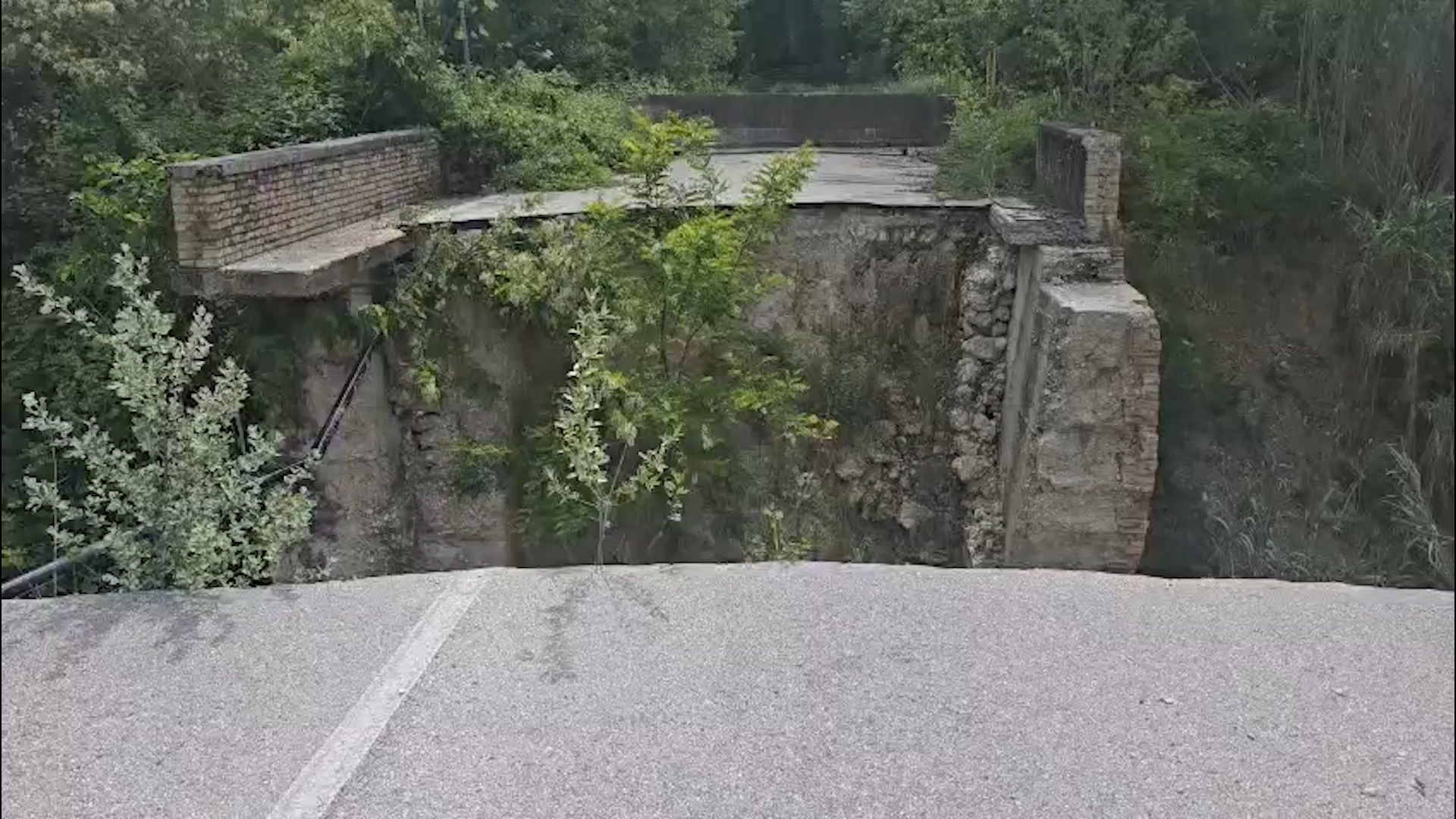 FOTO_ponte_di_collerenti_crollato.jpg