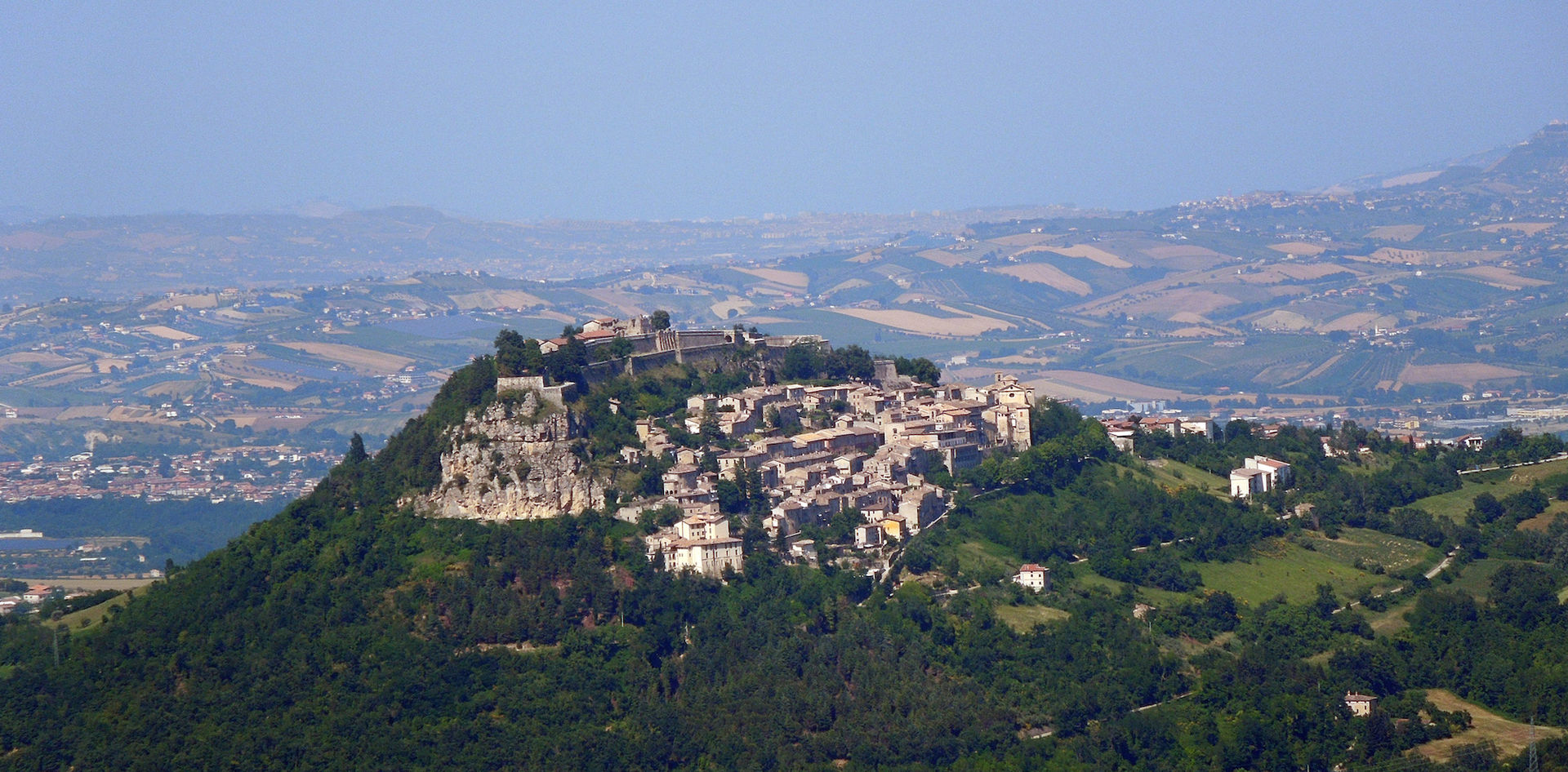 Fortezza_di_Civitella_del_Tronto_vista_dalla_SP_52_TE.jpg