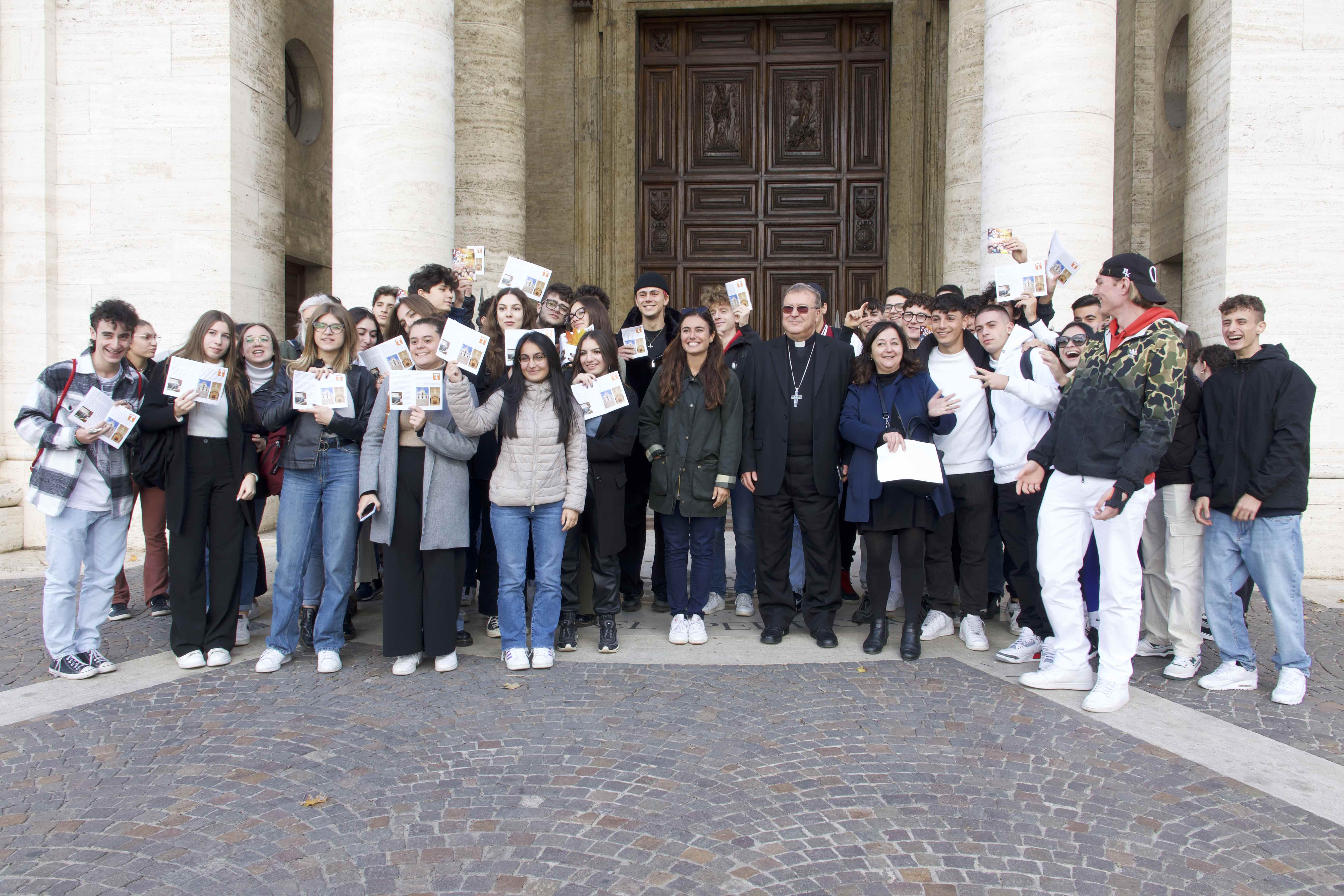 Foto_con_alcuni_studenti_a_Santa_Maria_degli_Angeli.jpg