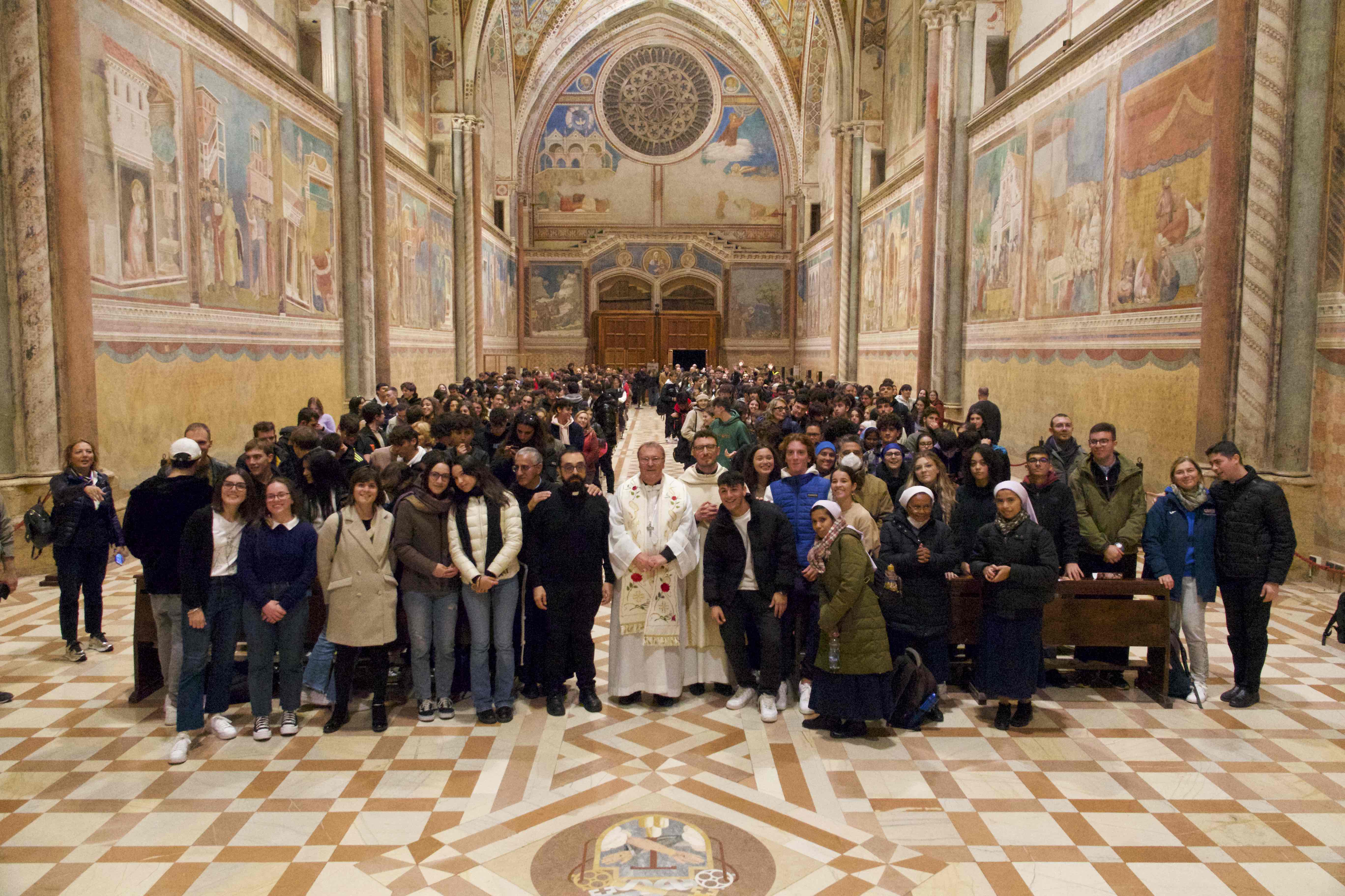 Foto_di_gruppo_nella_Basilica_superiore_di_San_Francesco.jpg