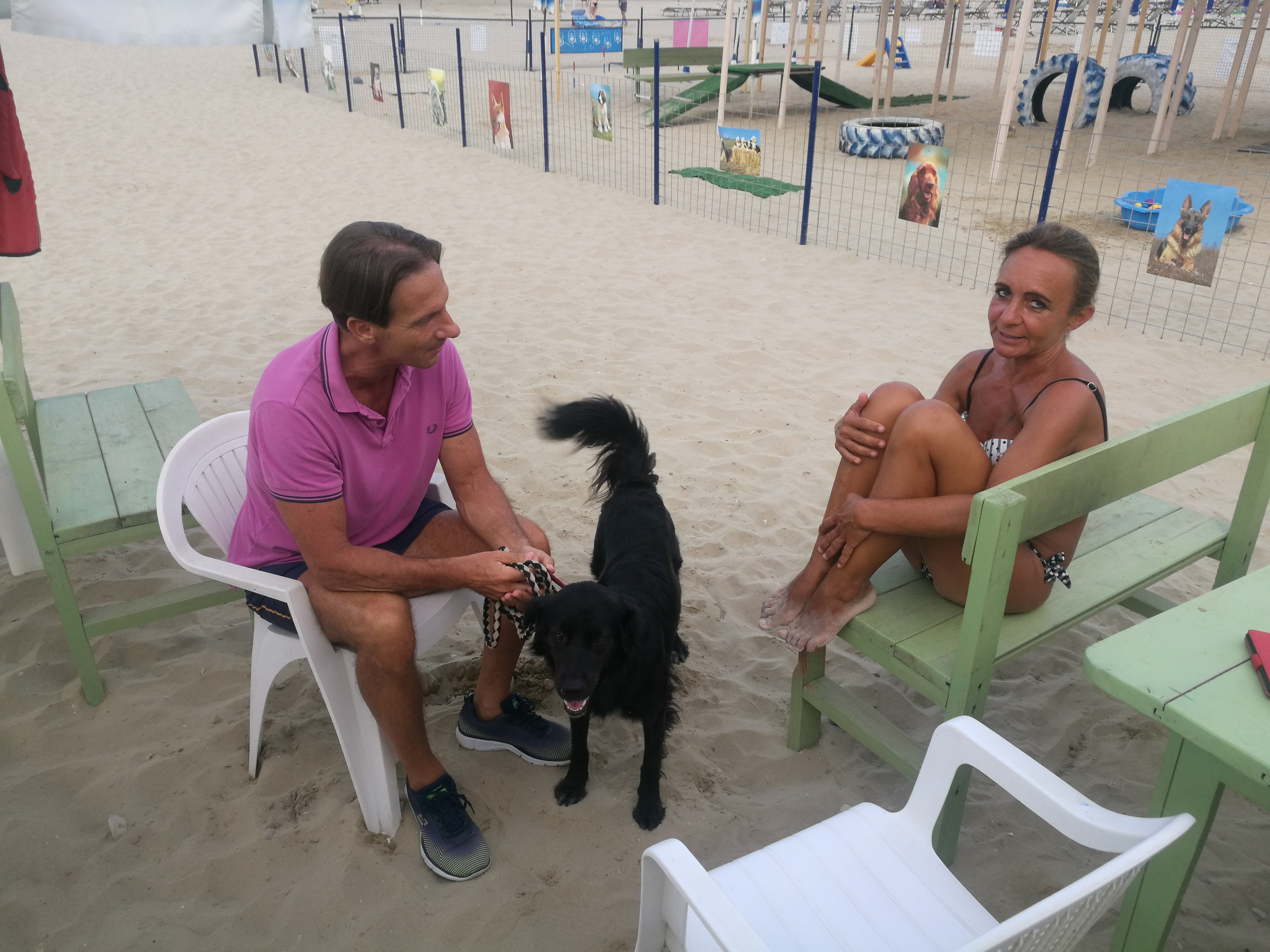 Il sindaco e Giusy Branella nella spiaggia libera per accesso agli animali d'affezione.JPG
