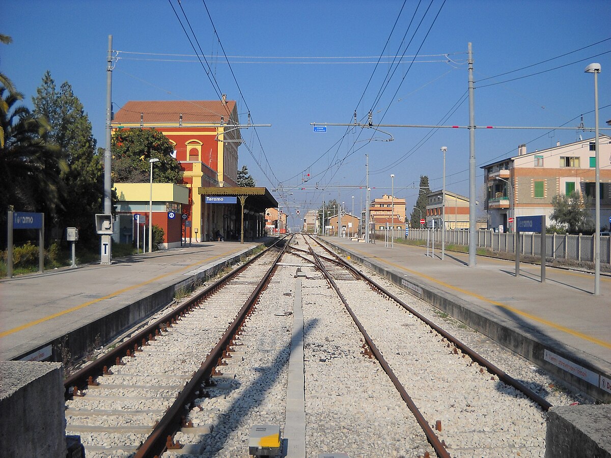 Stazione_teramo_primi_due_binari.JPG