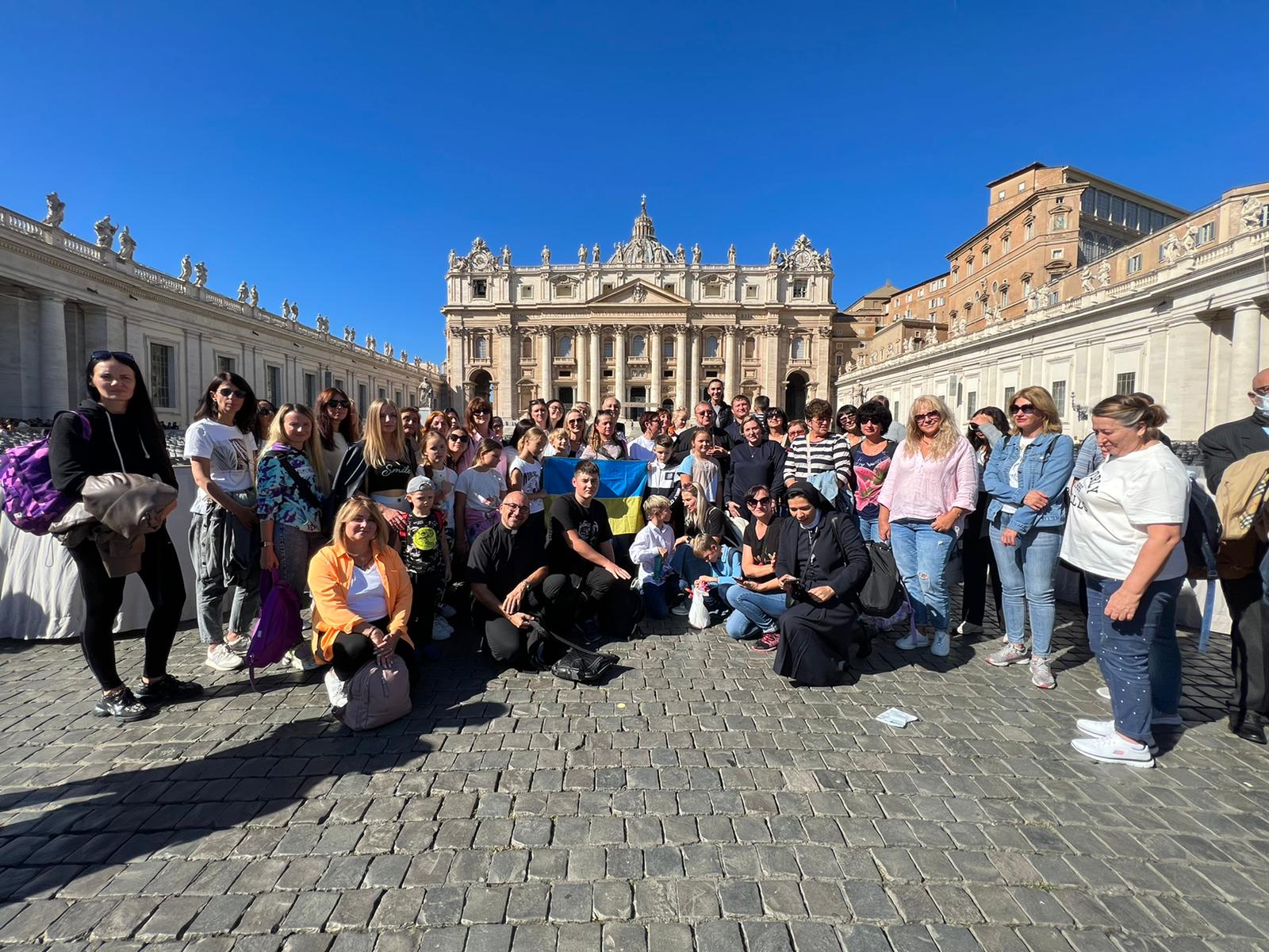 Ucraini_assistiti_da_Caritas_Teramo_in_udienza_dal_Papa-1.jpeg