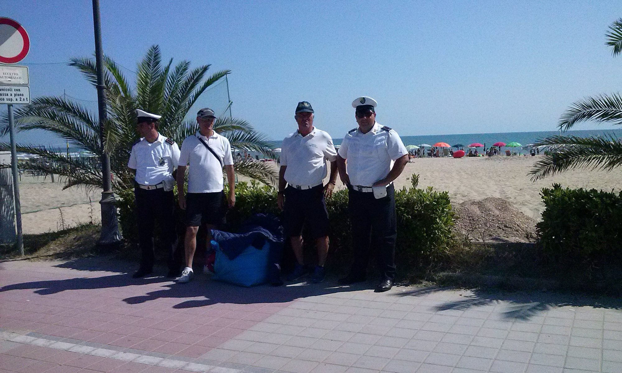 agenti polizia municipale impegnati nelloperazione contro labusivismo sulla spiaggia 2000x1200