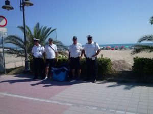 agenti polizia municipale impegnati nelloperazione contro labusivismo sulla spiaggia 300x225