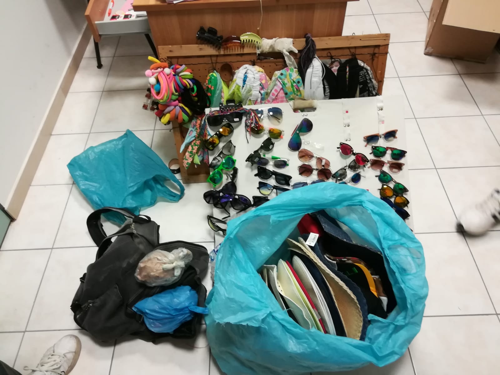 articoli contraffatti sequestrati dalla Polizia Municipale.JPG