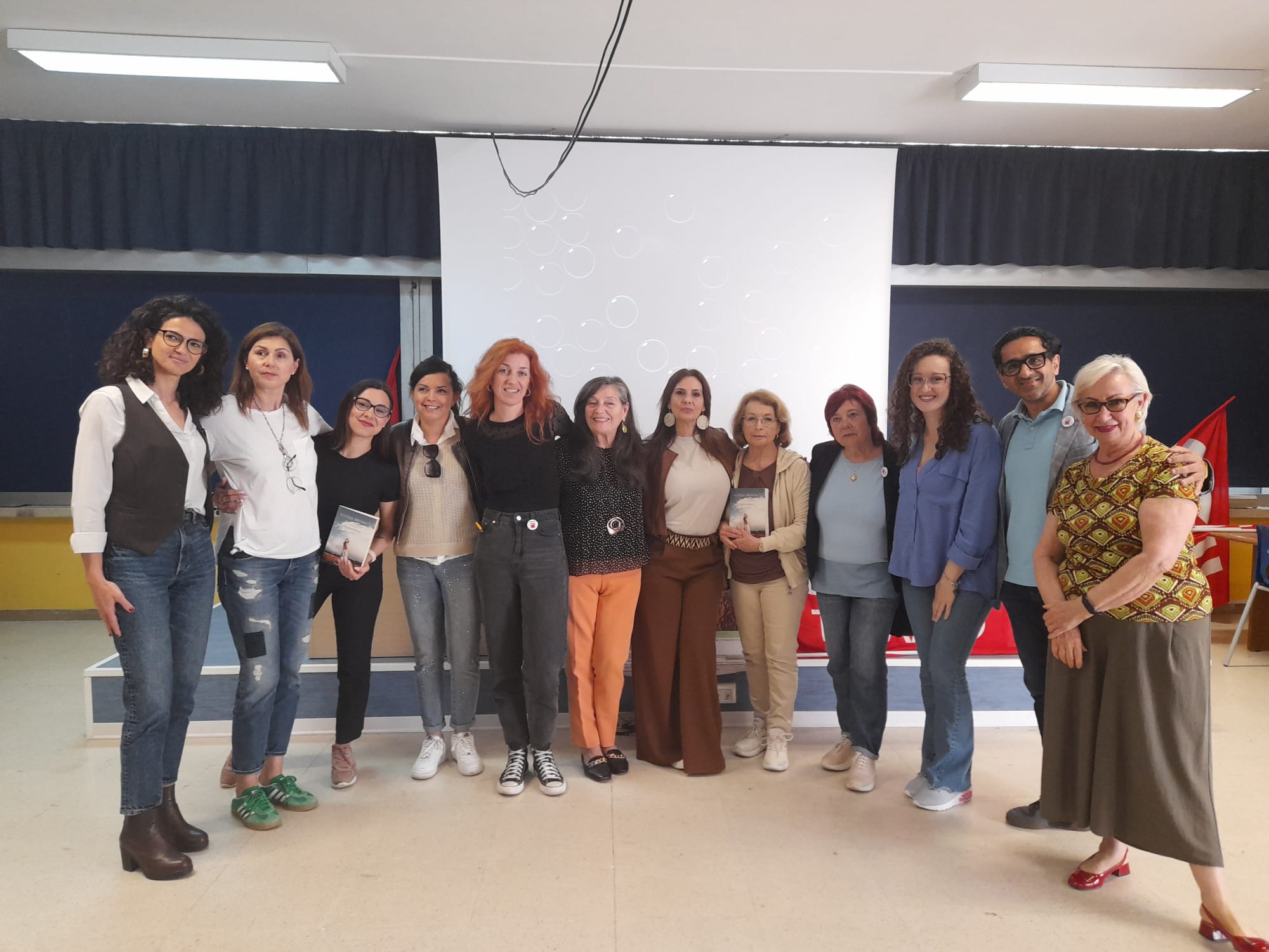foto_con_lavoratrici_e_autrice.jpeg