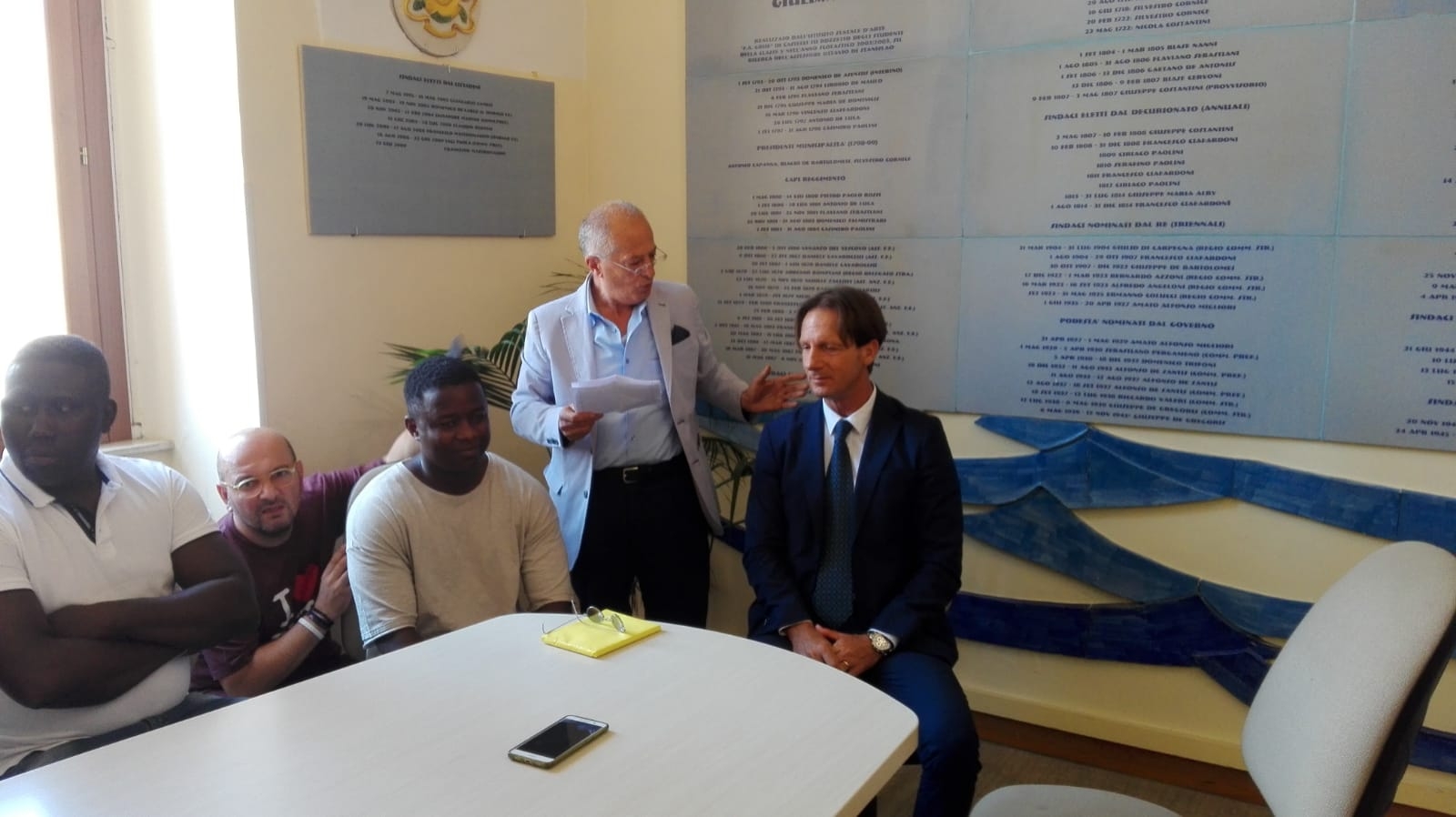 il sindaco Mastromauro nella conferenza stampa del 3 agosto sul caso Diop.JPG