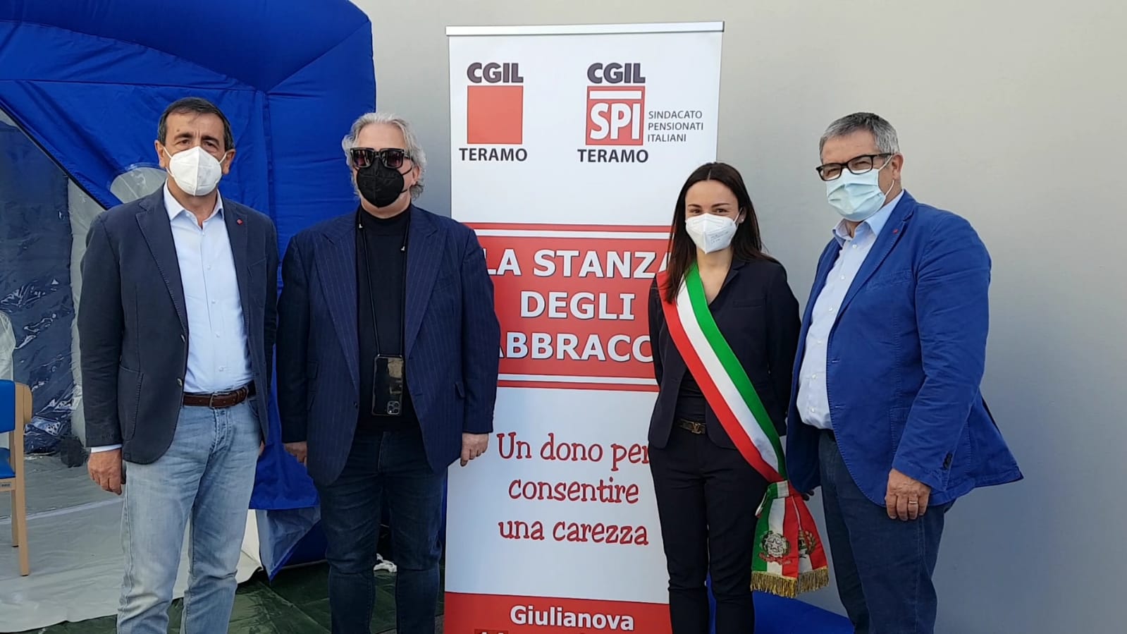 inaugurazione_stanza_degli_abbracci_rsa_giulianova_1.jpg