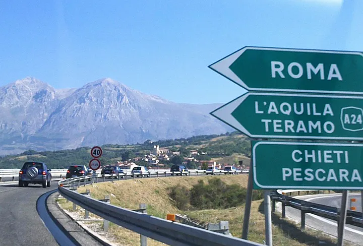 la carovana di macchine in autostrada