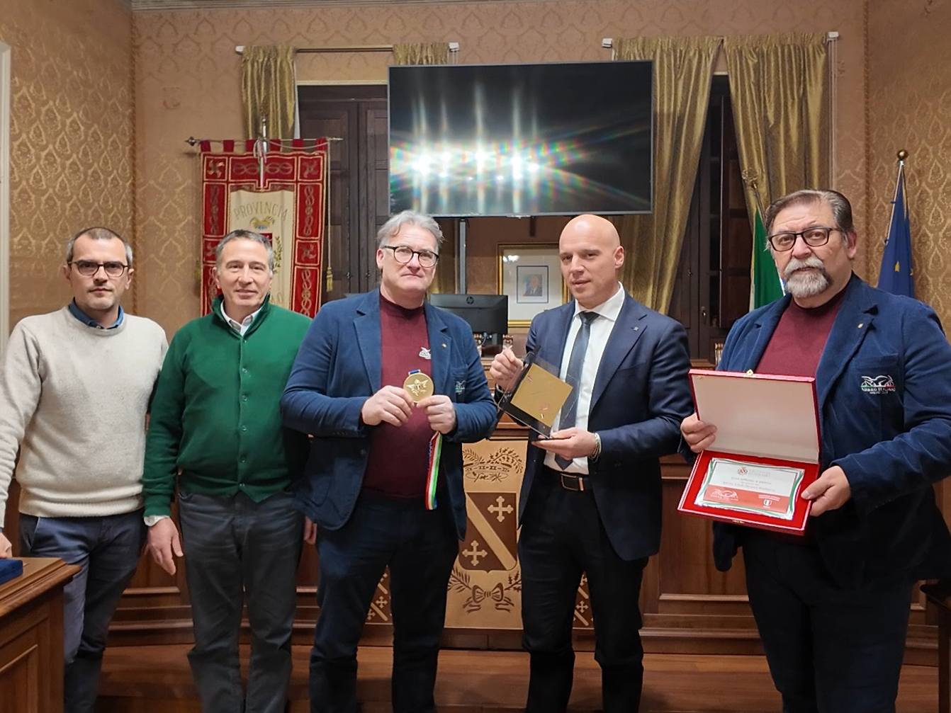 momento_della_premiazione_con_il_consigliere_Luca_Lattanzi_ed_il_presidente_Camillo_DAngelo.jpg