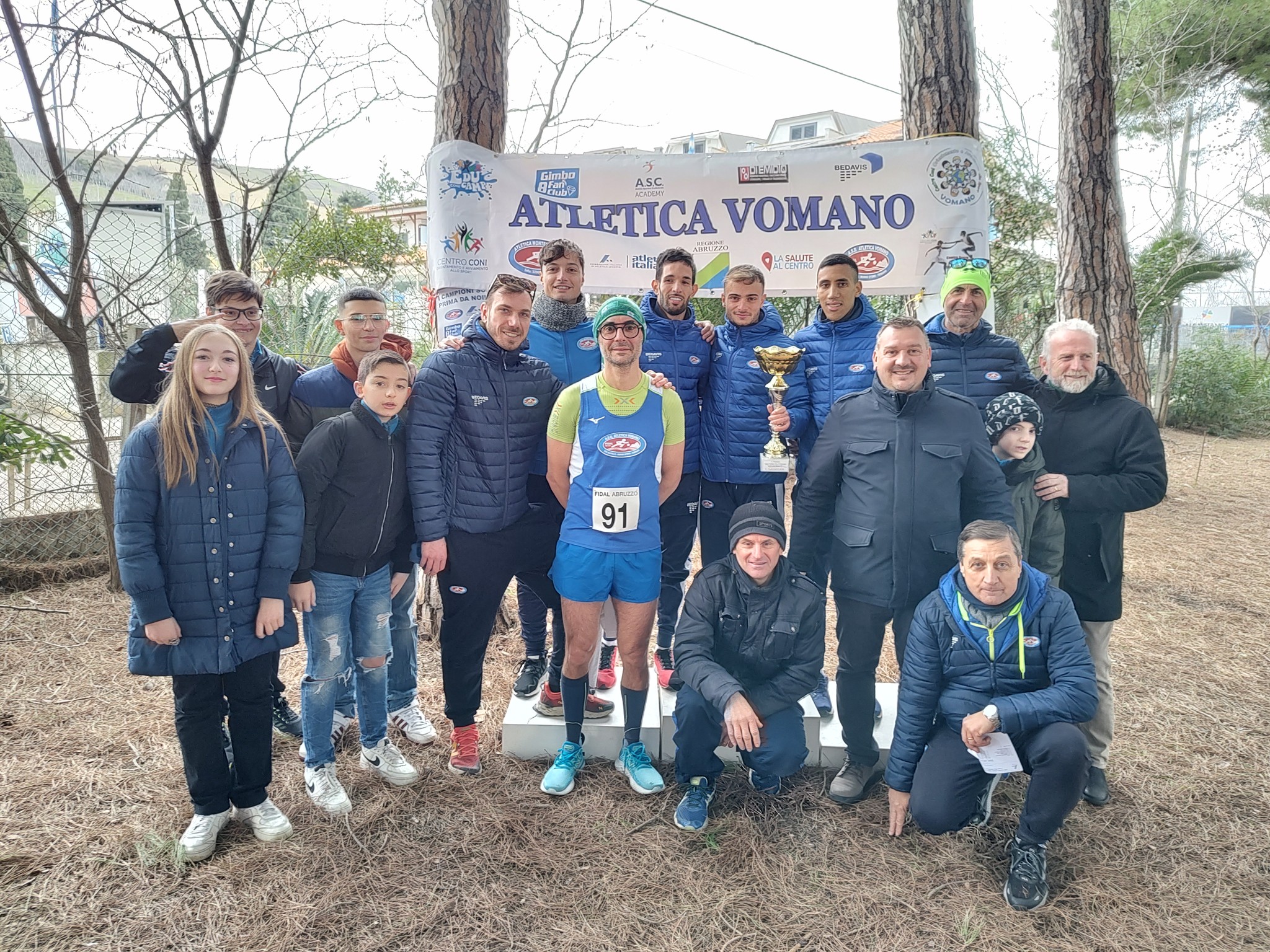 squadra_Atletica_Vomano_con_il_Sindaco_e_Presidente_Consiglio_Silvi.jpg